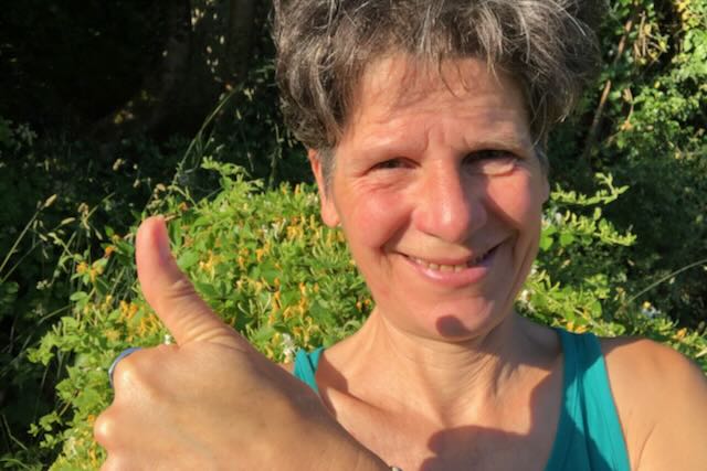 Gaëlle Dobignard tout sourire et pouce en l'air pour clôturer dans la joie ce défi Planter au Poulailler